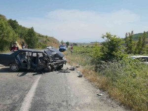 Otomobiller Kafa Kafaya Çarpıştı: 4 Yaralı