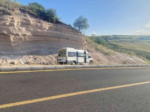 Freni Tutmayan Öğrenci Servisi Yoldan Çıktı, Şans Eseri Yaralanan Olmadı