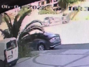Deneme Sürüşü İçin Galeriden Aldıkları Otomobil İle Kaza Yaptılar: 3 Yaralı