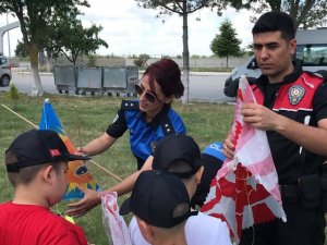 Köy Okulu Öğrencileri Polislerle Uçurtma Uçurdu