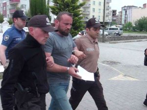 İ̇ş Makinesi İle Kovaladığı Otomobili Ters Çeviren Operatör Tutuklandı