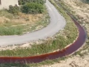 Mersin’de Dsi̇’ye Ait Kanaldaki Su Kırmızıya Büründü