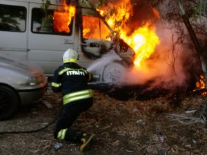 Park Halindeki Minibüs Küle Döndü