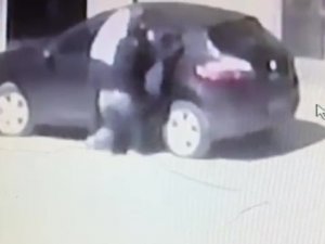 Sultanbeyli’de Gece Vakti Otomobilden Para Ve Giysi Çaldılar
