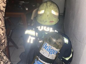 İ̇tfaiye Ekipleri, Yanan Evi Söndürmek Ve İçeride Bulunan Kedi Yavrusunu Kurtarmak İçin Seferber Oldu