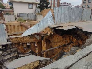 Sultangazi’de İnşaat Alanı Yanındaki Yol Çöktü