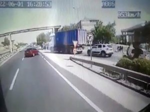 Otomobilin Durağa Dalma Anına Ait Görüntüler Ortaya Çıktı