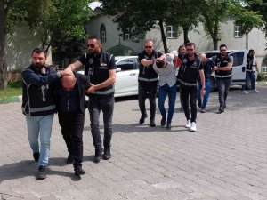 Samsun’da Çiftlik Evde Ele Geçen 2’si Kaleşnikof Çok Sayıda Silahla İlgili 3 Kişi Adliyeye Sevk Edildi