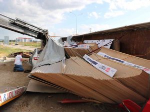 Aynı Aileden 4 İşinin İçinde Uyuduğu Otomobilin Üzerine Mdf Yüklü Tır Devrildi