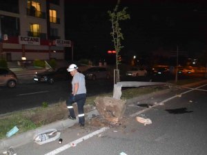 Çorlu’da Hayrete Düşüren Kaza: Çarptığı Direği Yerinden Çıkardı, Aracını Üzerinden Kurtarıp Kaçtı