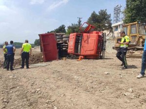 Bursa’da Hafriyat Kamyonu Devrildi: 1 Yaralı