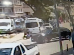 Motosikletin Park Halindeki Minibüse Çarpma Anı Kamerada