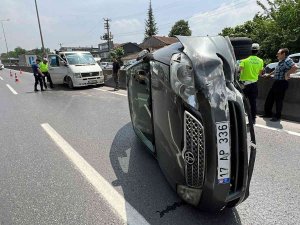 Kamyonun Çarptığı Otomobil Takla Atıp Yan Durdu