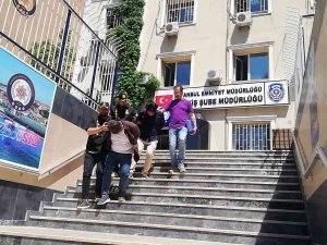 Kendilerini Polis Olarak Tanıtıp Turistlerin Paralarını Çalan Şahıslar Yakalandı
