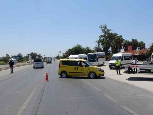 Antalya’da Ticari Taksiye Çarpan Kamyonun Sürücüsü Arkasına Bakmadan Kaçtı