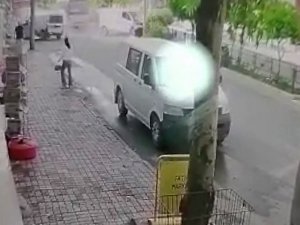 Panelvan Çarpmamak İçin Kaza Yaptı, Halk Otobüsü Hiçbir Şey Olmamış Gibi Yoluna Devam Etti
