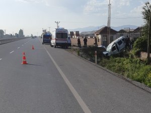 Fabrika Duvarına Çarpan Araçta 1 Kişi Öldü, 1 Kişi Yaralandı