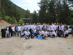 Lise Öğrencileri Ormanlık Alanda Atık Topladı