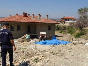 Genç Kadını Devrilen Traktörün Altından Vatandaşlar Kurtardı