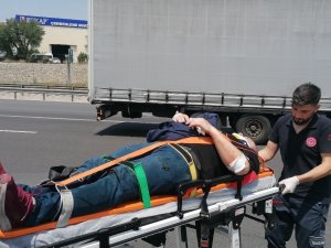 Tem’de Motosiklet Bariyerlere Çarptı: 2 Yaralı