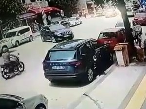 Motosiklet Sürücüsünün Ölümden Döndüğü Anlar Güvenlik Kamerasına Yansıdı