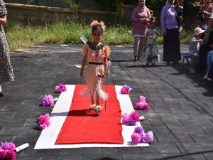 Miniklerden Geri Dönüşüm Ürünleriyle Kostüm Defilesi