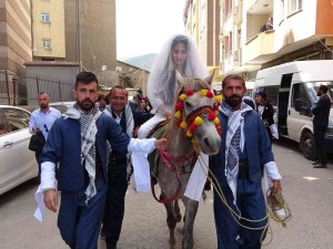 Yüksekova’da ‘Atlı Gelin’ Geleneği