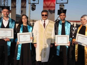 Siirt Üniversitesi’nde Mezuniyet Heyecanı