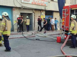 Sultangazi’de 8 Katlı Bir İş Merkezinin Kağıt Depolama Alında Yangın Çıktı