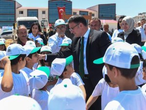 Vali Dr. Ozan Balcı Öğrencilerle Fidan Dikti
