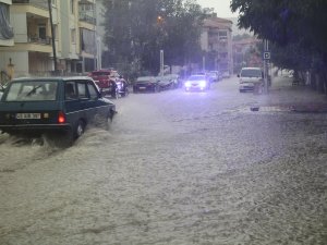 Sağanak Yağış Kula’da Hayatı Olumsuz Etkiledi