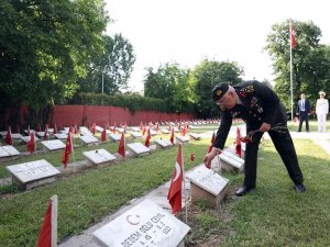Milli Savunma Bakanı Akar, Romanya’da Türk Şehitliği’ni Ziyaret Etti