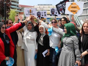 Kadınlar Başkan Özcan’ı Protesto Etti, O Da Dans Ederek Karşılık Verdi
