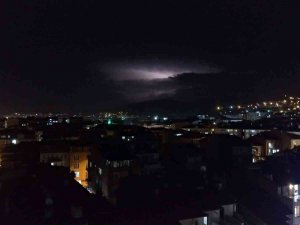 Gökyüzündeki Şimşekler Görsel Şölen Oluşturdu