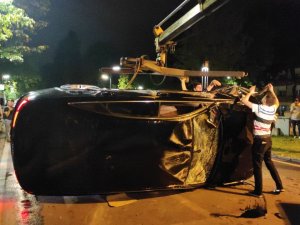Kaza Yapıp Takla Attığı Lüks Otomobilinin Camından Çıkıp Kaçtı