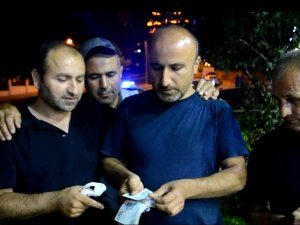 Yol Ortasında Poşet Dolu Para Buldu