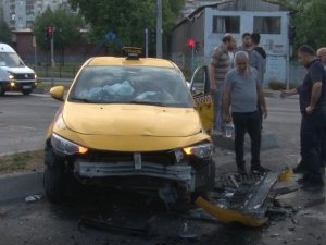 Gaziosmanpaşa’da Acele Eden Taksi İle Kamyonet Çarpıştı: 3 Yaralı