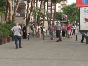 Kadıköy’de Restoranda Yangın Çıktı, Bina Sakinleri Sokağa Döküldü