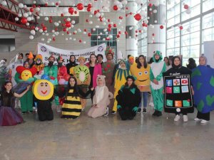 Üniversite Öğrencilerinin Sergisi Kostümlü Baloları Aratmadı