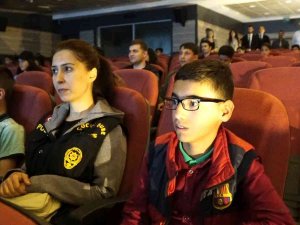 Okul Okul Gezen Muş Polisi Bin 500 Öğrenciyi Sinemayla Buluşturdu