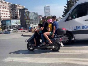 Kadıköy’de Motosiklet Üzerinde Aile Boyu Tehlikeli Yolculuk Kamerada