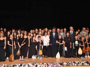 Denizli Türkülerini 120 Öğrenciden Oluşan Dev Orkestra Seslendirdi