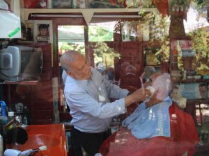 Ailesi Maddi İmkansızlıklar Nedeni İle Okutamadı, 50 Yıldır Makas Sallayarak Çocuğunu Avukat Yaptı