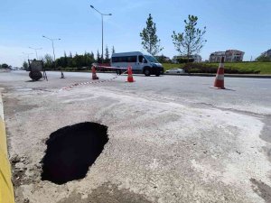 Karayolunun Kenarında Oluşan Dev Çukur Görenleri Korkuttu