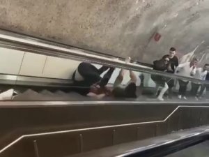 Metroda Pes Dedirten Kavga: Yürüyen Merdivenlerde Yuvarlanarak Kavga Ettiler