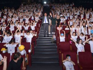 Kültür Ve Turizm Bakanı Ersoy, Daha Önce Sinemaya Gitmemiş Çocuklarla Birlikte Film İzledi