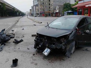 Otomobil İle Kaldırıma Çarpan Sürücü Ağır Yaralandı