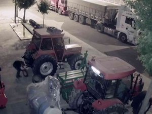 Traktörlerin Ağırlık Demirlerini Çalan Hırsızlar Kamerada