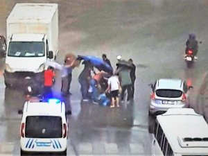 Şiddetli Yağış Ve Fırtınada Kalpleri Isıtan Görüntü