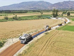 Büyükşehir, Kuyucak’ta Yol Yapım Çalışmalarını Sürdürüyor